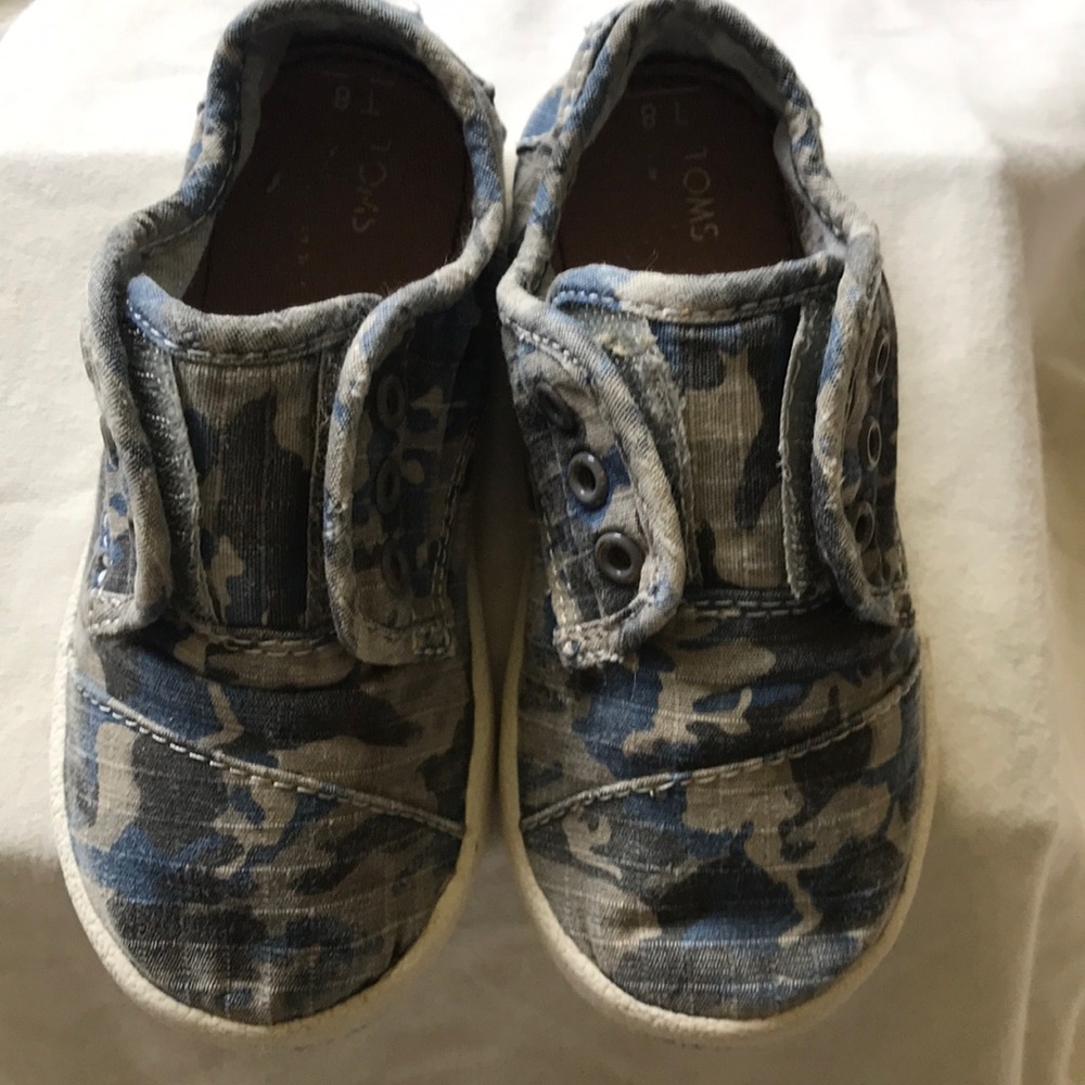 Like new toddler Toms.